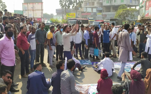 গণ-অভ্যুত্থানে আহতদের সড়ক অবরোধ 